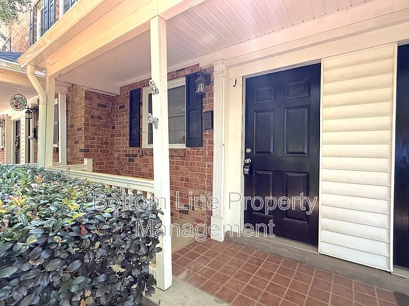 2 bed, 1.5 bath, 907 sqft, $1,695 — Photo 1