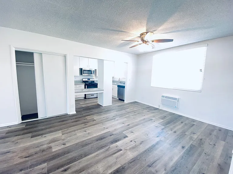 7351 Variel Ave — Photo 10