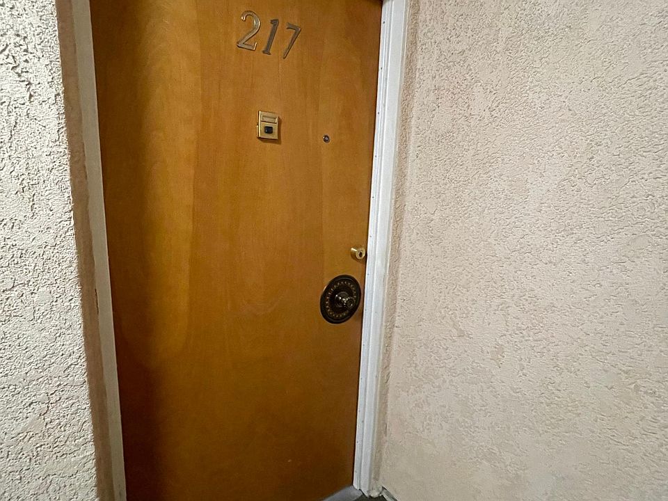 1st image of 5429 Newcastle Ave APT 217