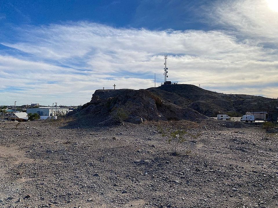 2nd image of 652 S Cemetery Ave