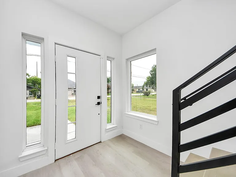 8218 Lawler St — Photo 8