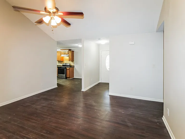 599 Maple Dr — Photo 4