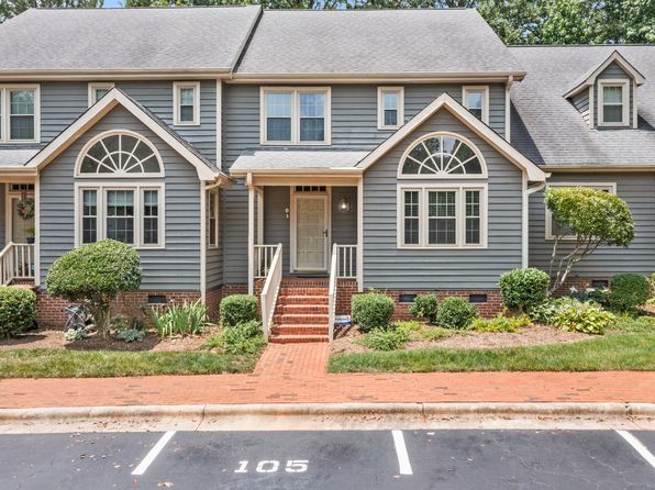 105 Pebble Loch Ln