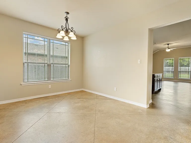 425 Nelson St — Photo 4