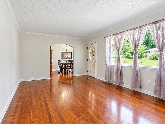 5th image of 3344 Hillcrest Ave