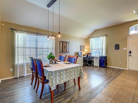 5th image of 309 Goldenrain Dr