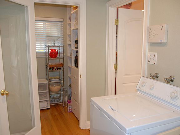 Indoor laundry w/walk-in pantry