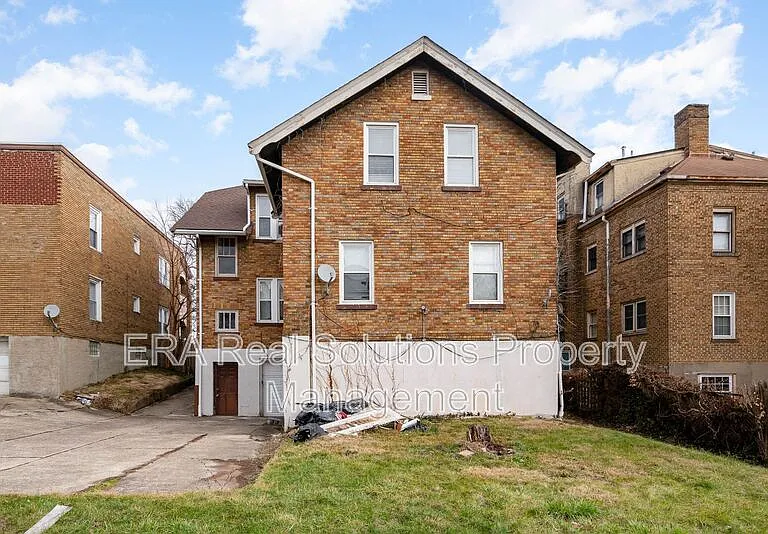 979 Burton Ave — Photo 17