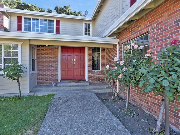 4th image of 4 Malory Ct
