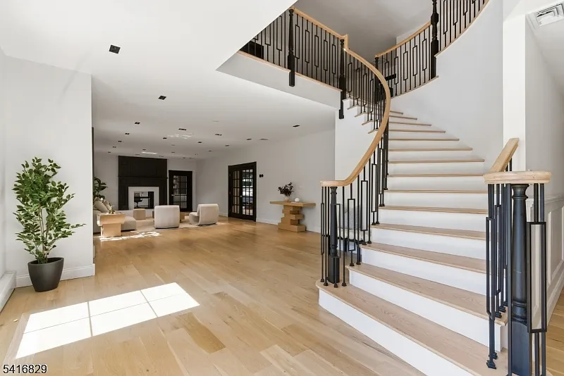 5 bed, 4.5 bath, $12,900 — Photo 3