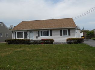 16 Island St, Plainview, NY 11803