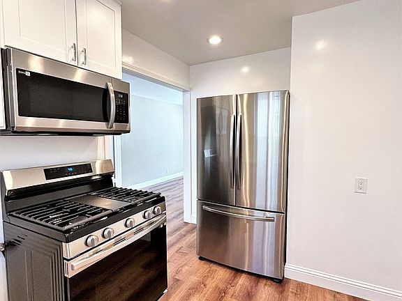 3rd image of 950 Magnolia Ave #10