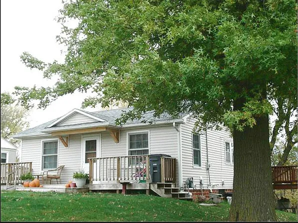 208 S Fairview St, Exira, IA 50076