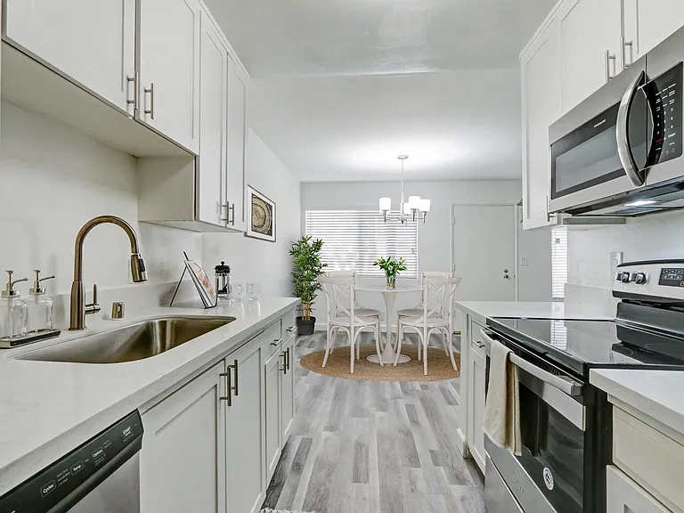 Bentley Avenue Apartments — Photo 24