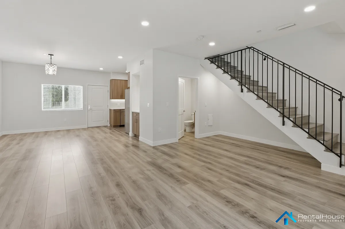Building Photo - 2454 Montrose Ave #4