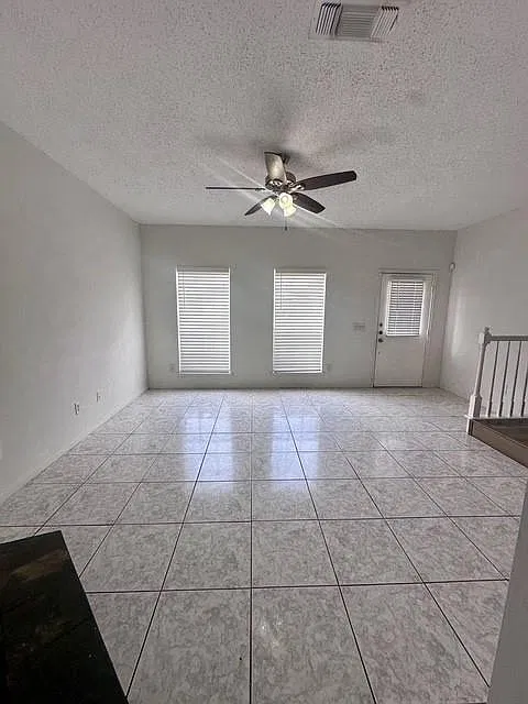 3 bed, 2.5 bath, 1152 sqft, $1,800 — Photo 3