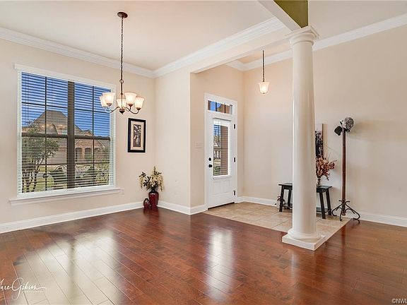 4th image of 985 Maize St