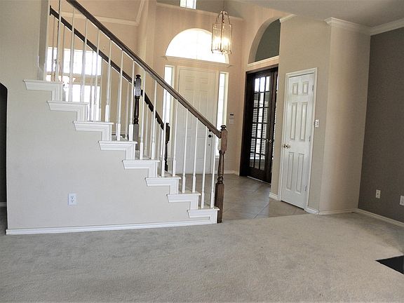 4th image of 401 Graywood Ct