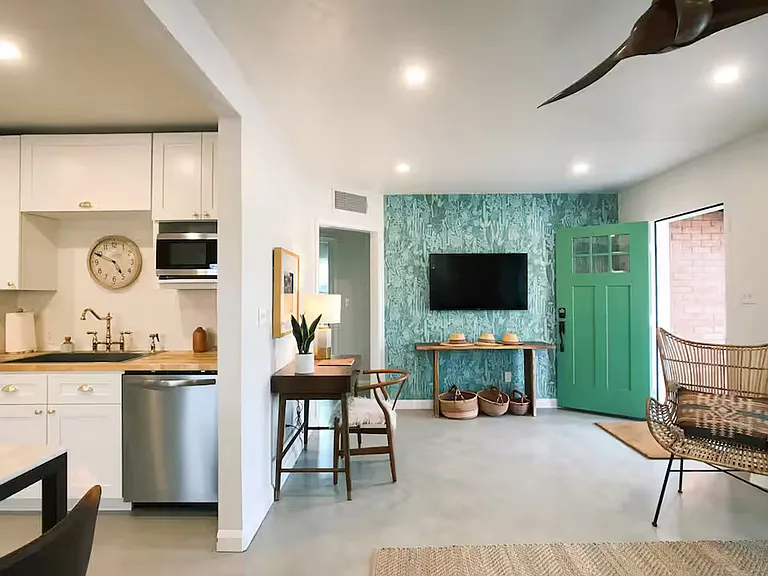 1402 E Roger Rd — Photo 3