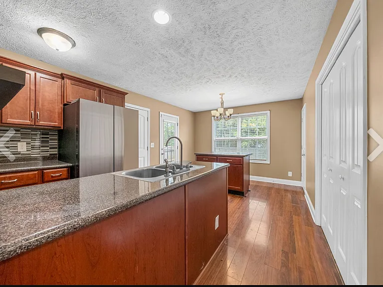 546 Falkland Cir — Photo 14