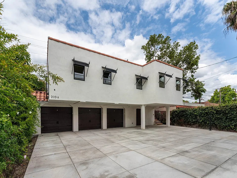 209 S Arnaz Dr #209A