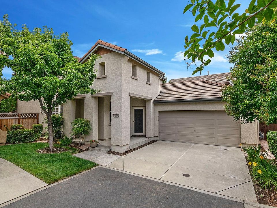 2nd image of 1293 Landmark Cir
