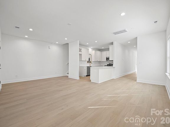 4th image of 634 N Modena St
