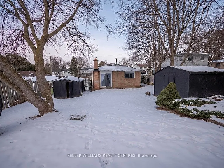 807 Greenfield Cres #UPPER — Photo 11