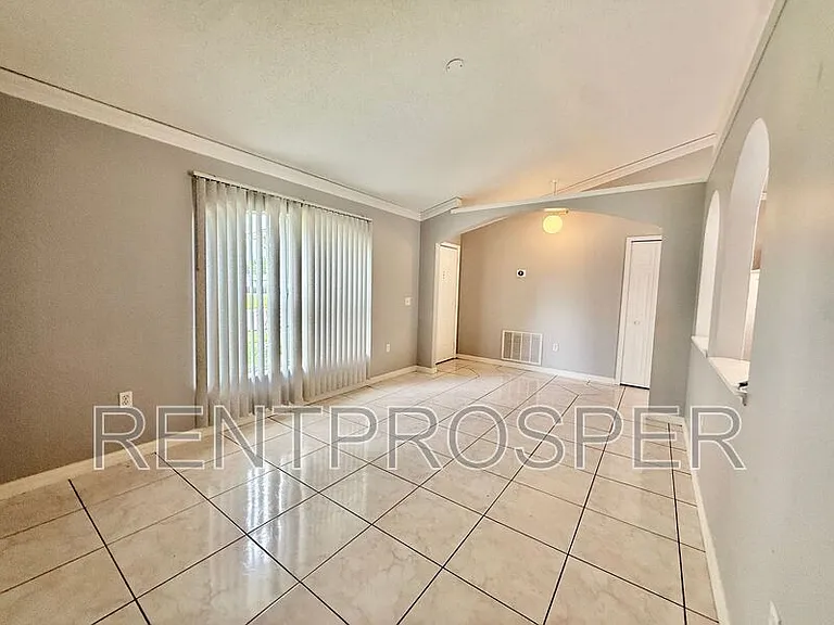 220 Canterbury Ct — Photo 3