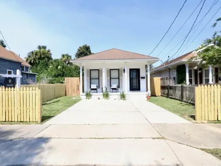 904 N Davis Hwy — Photo 2