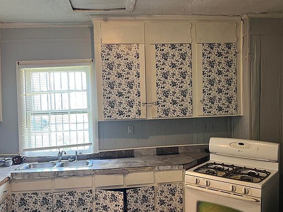 5th image of 2337 Pendleton St