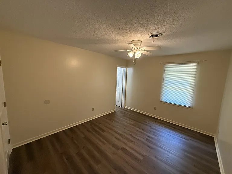140 Sherman Dr — Photo 21