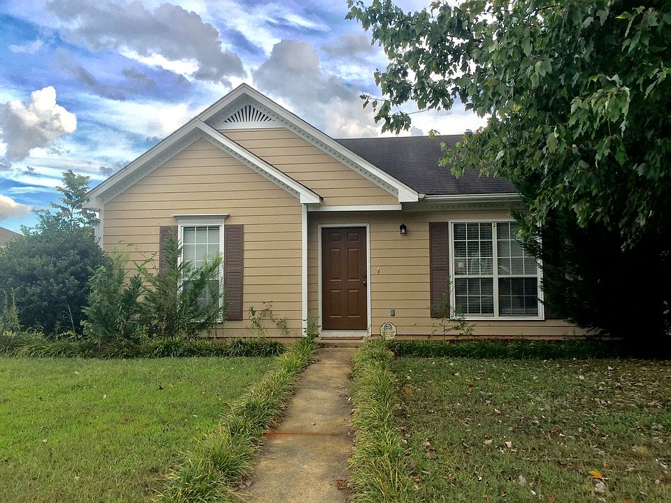 Nice entry sidewalk to front