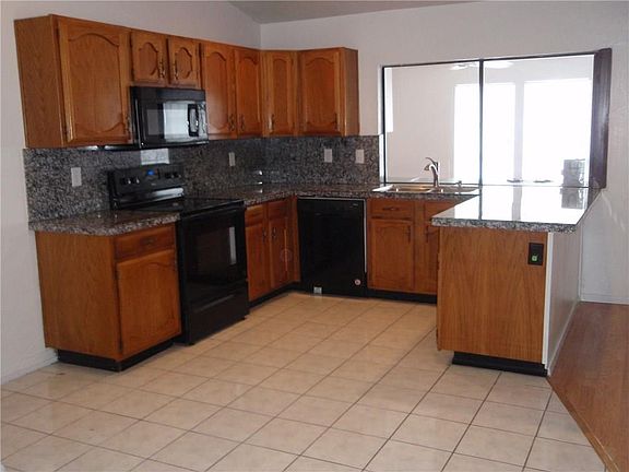 3rd image of 914 Maydelle Ln