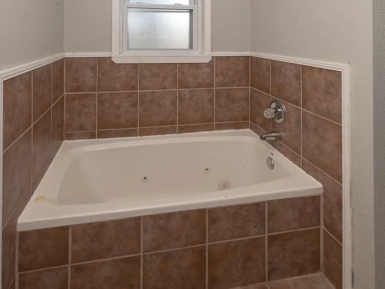 610 N Fir St — Photo 15