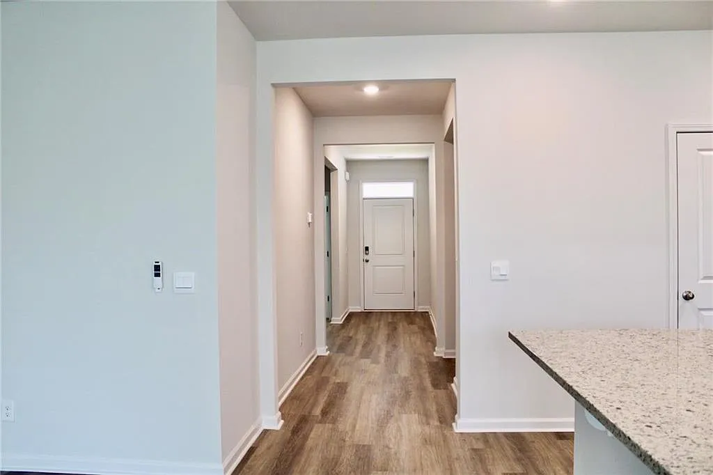 3 bed, 2.0 bath, 1701 sqft, $2,500 — Photo 2