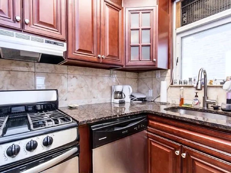 150 Roxborough Ave — Photo 5