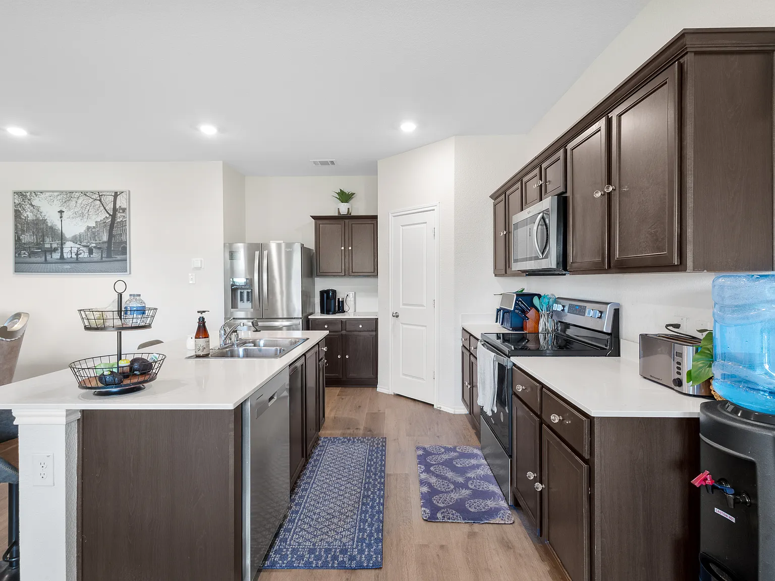 4 bed, 2573 sqft, $3,000 — Photo 4