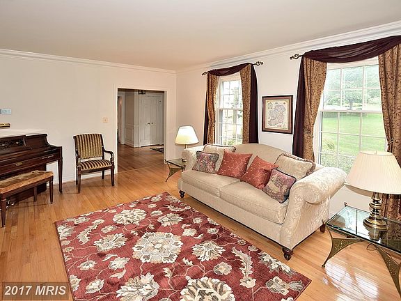 4th image of 5953 Fairview Woods Dr