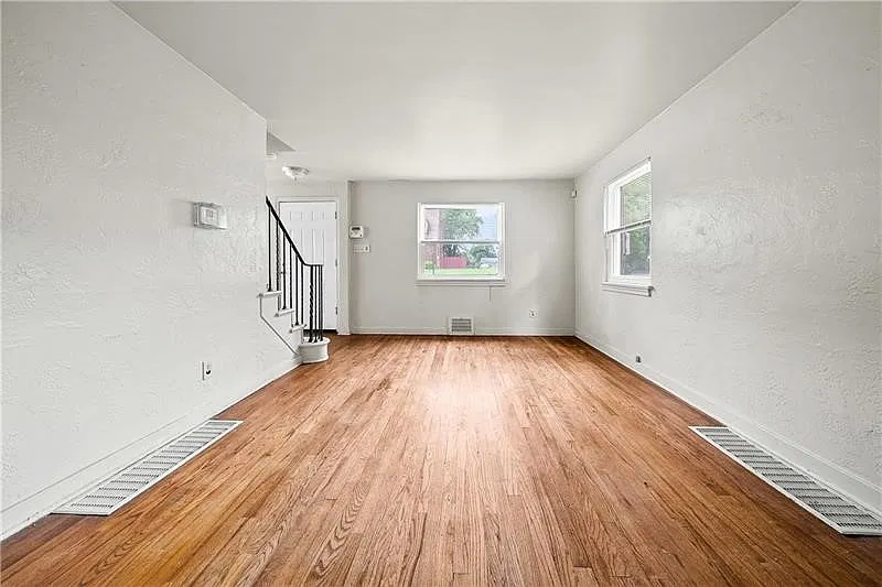 3 bed, 1.5 bath, 1283 sqft, $149,999 — Photo 4