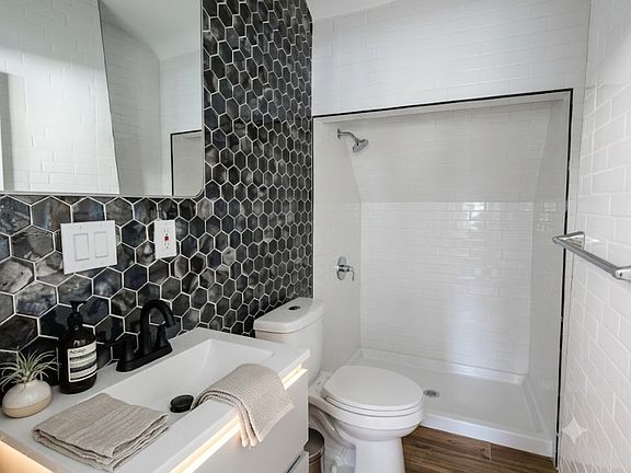 4th image of 1638 Sanderson Ave Unit 2