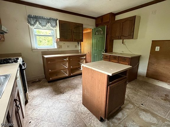 3rd image of 398 Gardens Ave