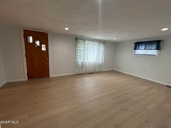 4th image of 119 Logan Ave
