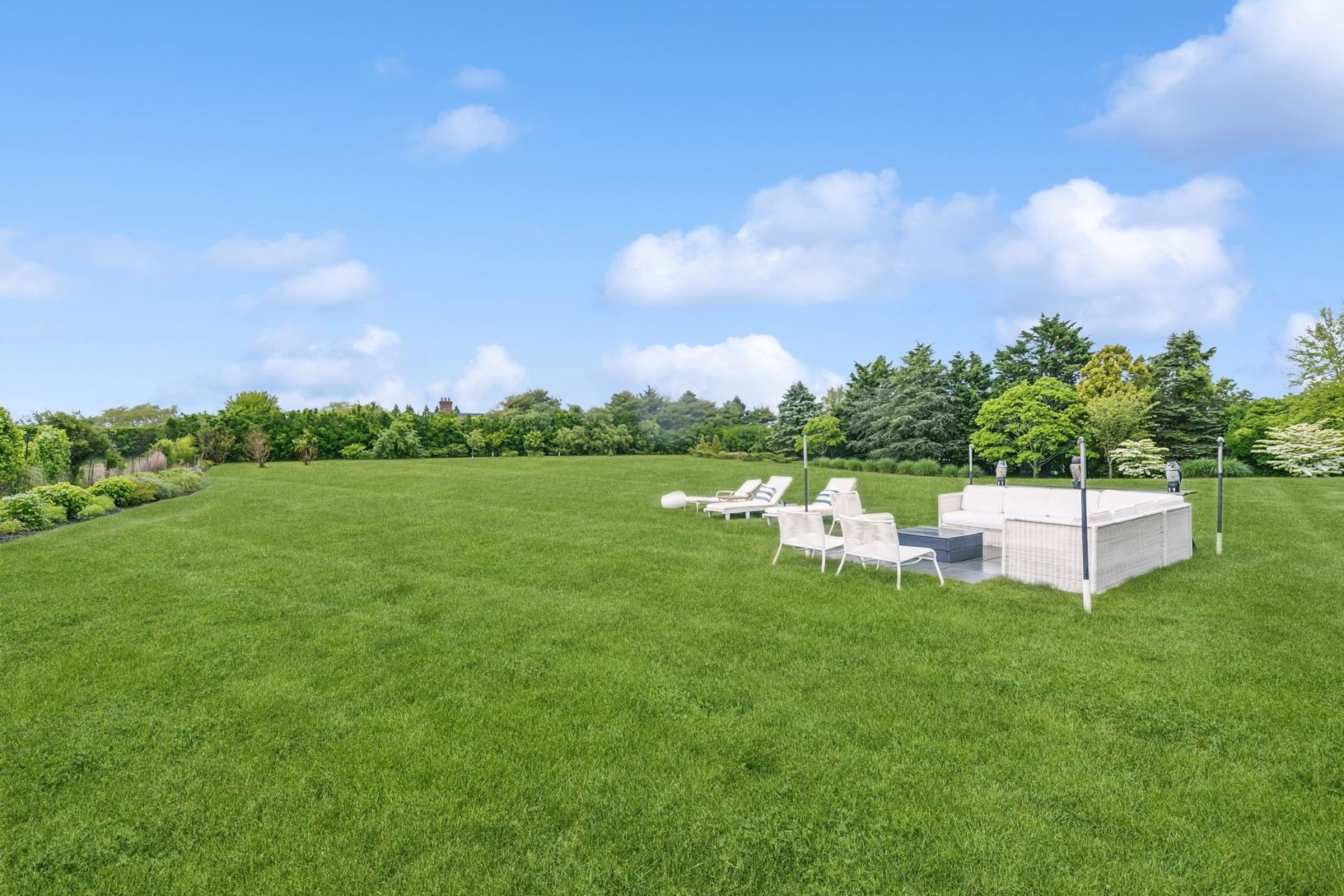  view of seating area in back yard