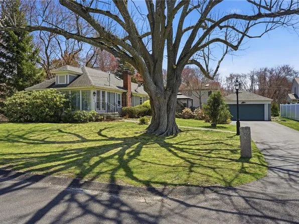 54 Beach Rd, Bristol, RI 02809