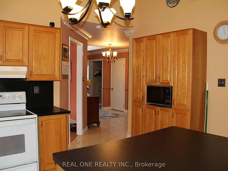 1019 Aldersbrook Rd — Photo 10