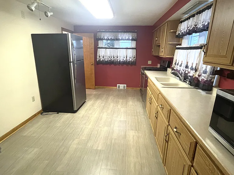 935 Marshall Dr — Photo 11