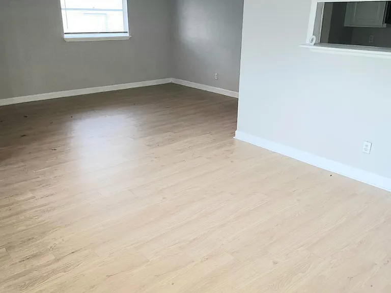 3142 W 6th St — Photo 2