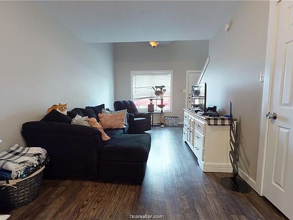 3rd image of 900 Autumn Cir APT D