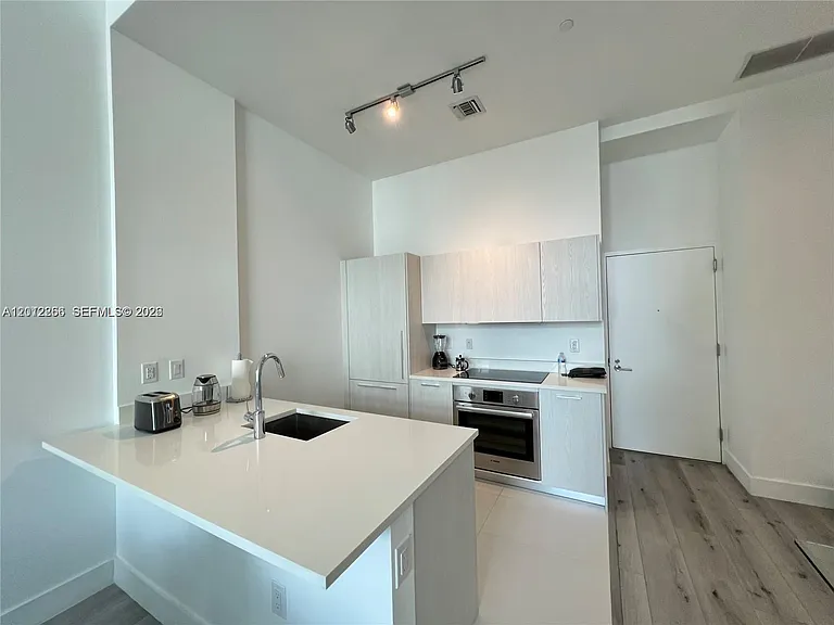 501 NE 31st St #404 — Photo 2